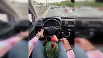 Karpuzlu trafik magandası pes dedirtti...Makas atarak ilerledi, karpuz yemeyi ihmal etmedi