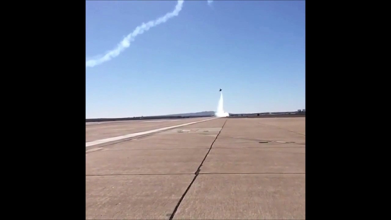 Un avion de chasse fait un vol en rase-motte à deux mètres du sol