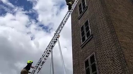 Télécharger la video: Sussex firefighters climb the height of Everest for charity