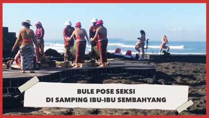 Bule Pose Seksi Pakai Bikini di Samping Ibu-ibu Sembahyang