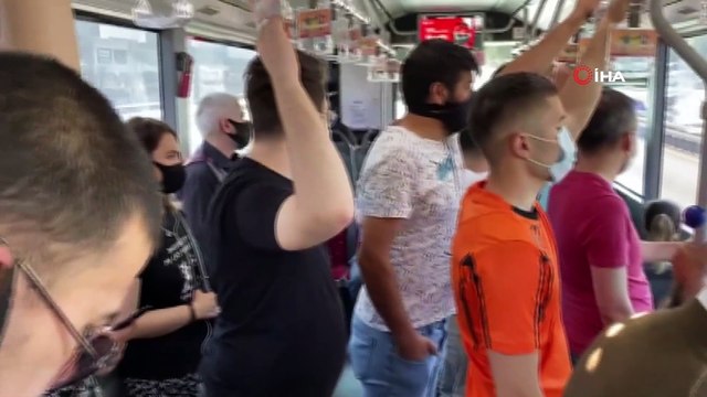 Metrobüs durağında endişe veren kalabalık