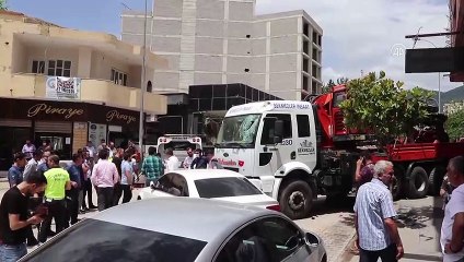 Park halinde freni boşalan vincin çarptığı kadın yaralandı - OSMANİYE