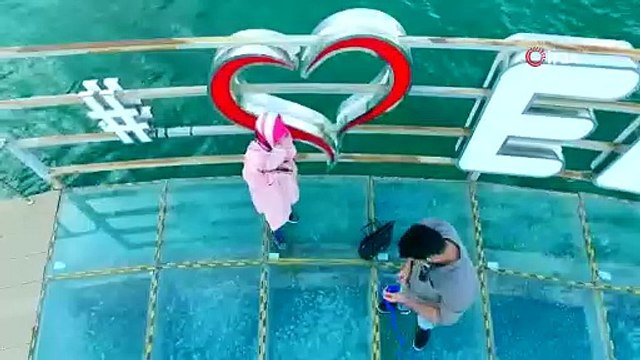 Sürpriz evlilik teklifi gökyüzünden geldi