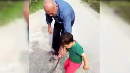 Küçük Eymen'in 1,5 metrelik yılanla oyunu kameraya yansıdı - DÜZCE