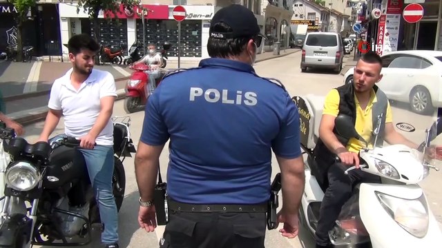 Vatandaşlara tek tek maske soran polis memuru fenomen oldu