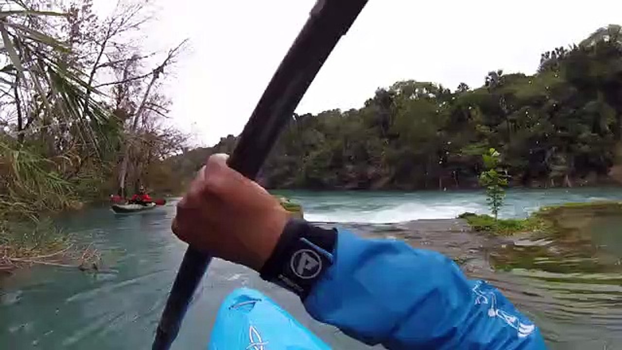 Un kayakiste bloqué dans une cascade