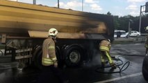 Haliç Köprüsü'nde araç yangını nedeniyle trafik yoğunlaştı - İSTANBUL