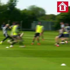 Raúl Jiménez dando clases en el entrenamiento