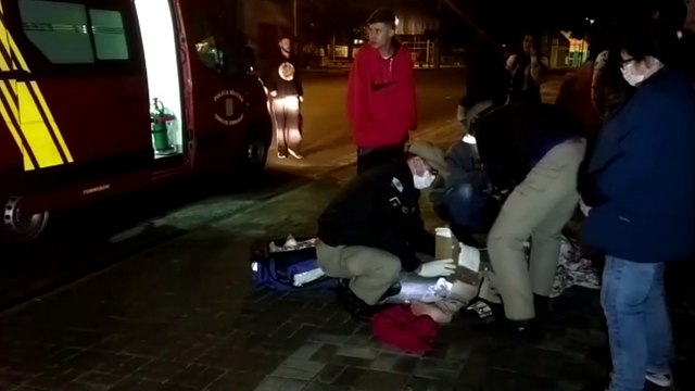 Jovem fica ferido em acidente entre carro e moto no Santa Cruz