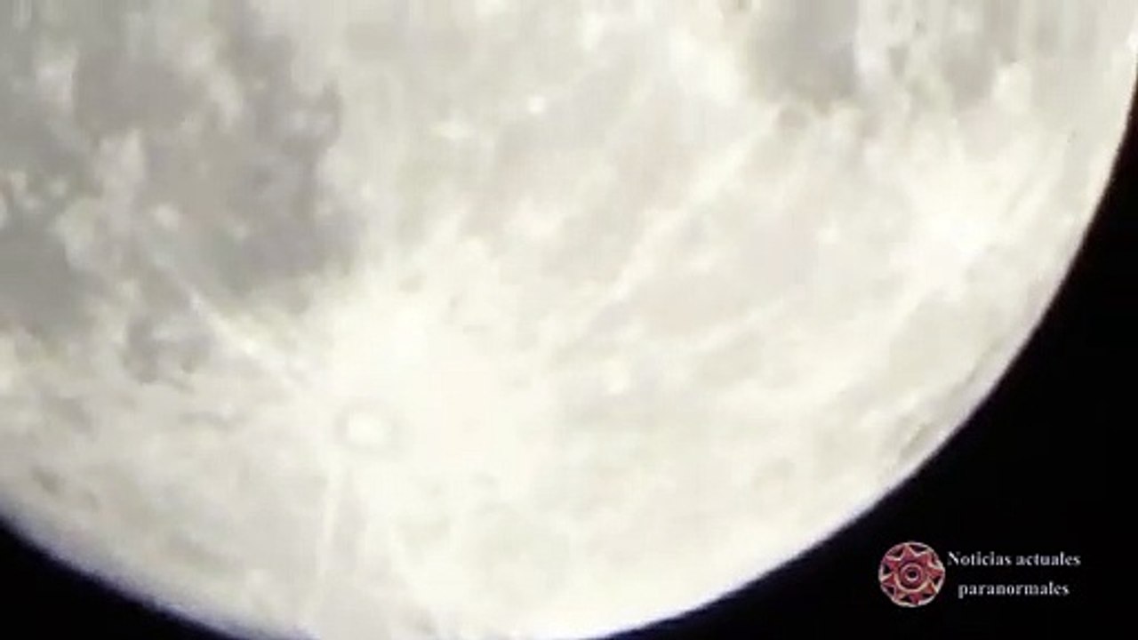 Fotógrafo graba un enorme OVNI junto a la Luna
