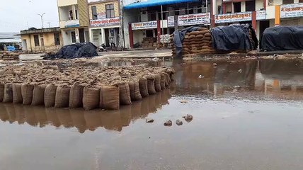 बारिश में भीगी जिंस की एक लाख बोरियां