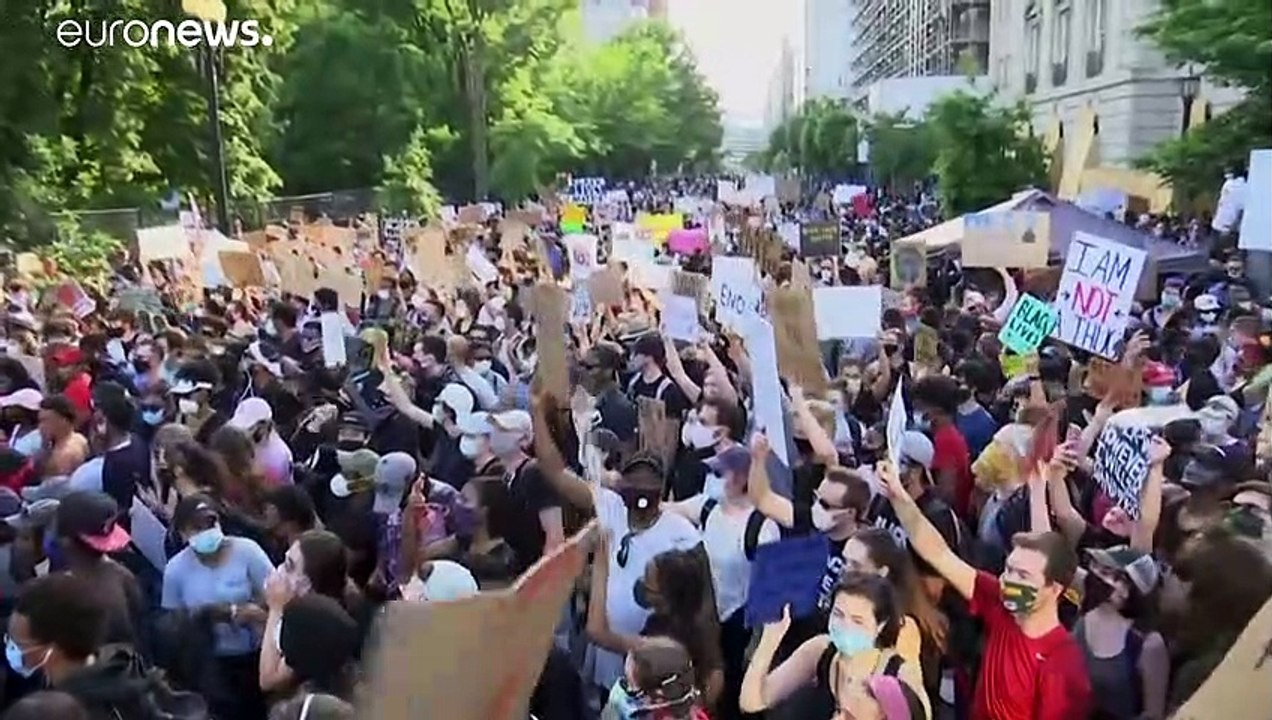Жители США вышли на мирные акции протеста проти...