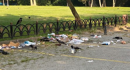 Caddebostan Sahili’nde utandıran manzara; çöplerini bırakıp gitmişler