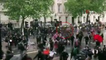- İngiltere’deki protestolarda polis attan düştü- Başıboş kalan at protestocuya çarptı