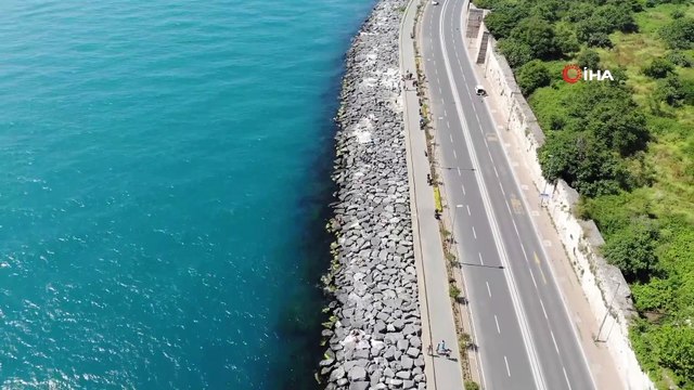 Kısıtlaması bulunmayan ilk hafta sonunda Sarayburnu Sahili'nde denize girdiler