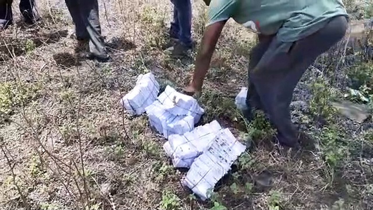लावारिस हालात में मिली जमीन से संबंधित बहियां, राजस्व निरीक्षक पहुंचे मौके पर, दिए जांच के आदेश