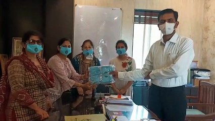 कानपुर: DM को संस्था द्वारा 2500 माक्स व 25 लीटर सैनेटाइजर भेट किया