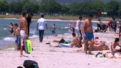 Plajda sosyal mesafe kuralı ikinci planda kaldı