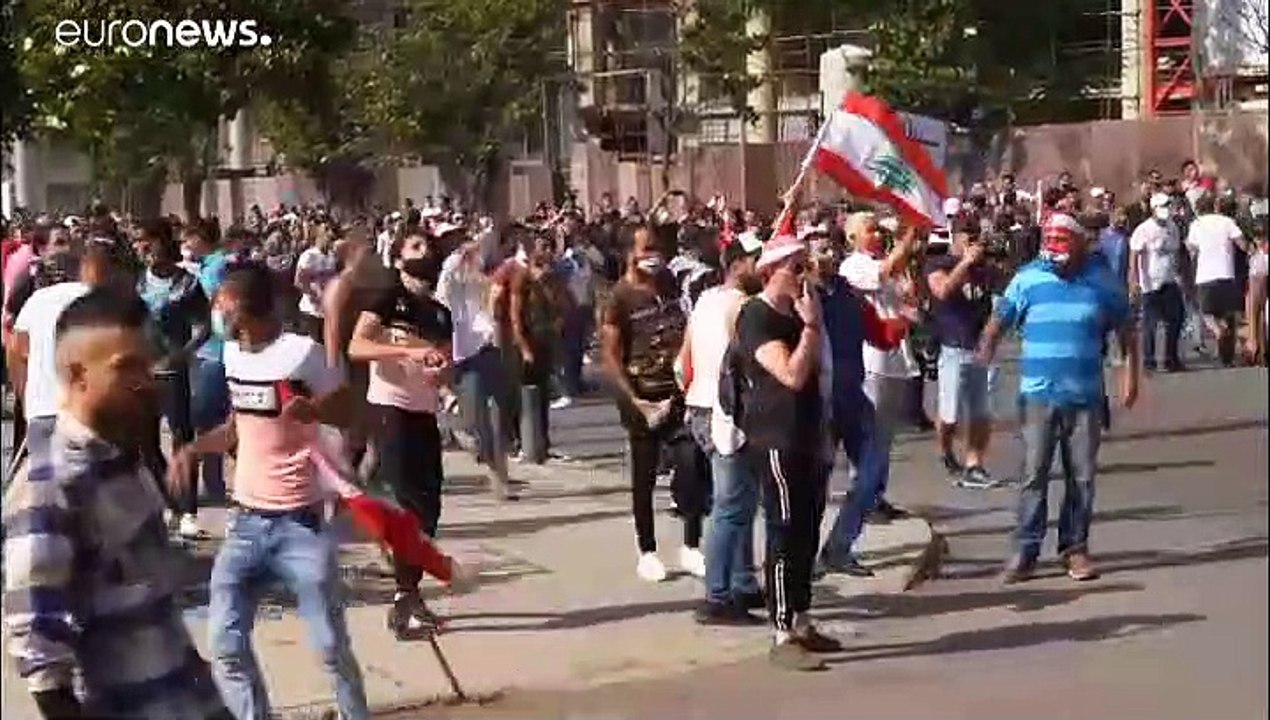 Lebanon: Clashes and tear gas in Beirut as anti-government protests turn to riots