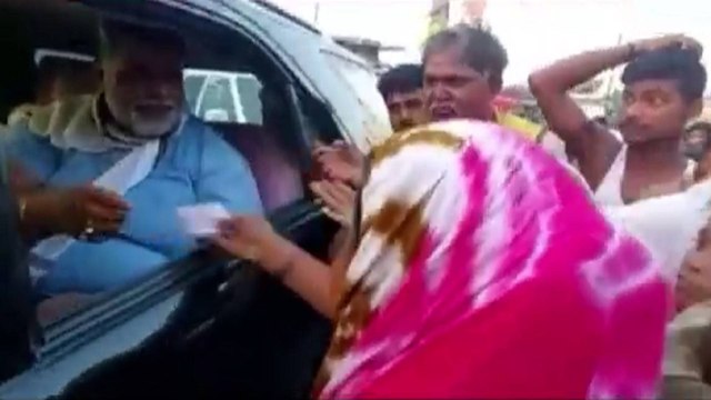 Video: Pappu Yadav distributes money among needy people