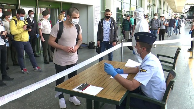 Başkente yeni celplerle gelen erler sıkı sağlık kontrolleriyle birliklerine alınıyor (1) - ANKARA