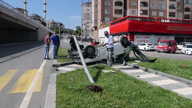 Ters dönen otomobilden burunları bile kanamadan çıktılar