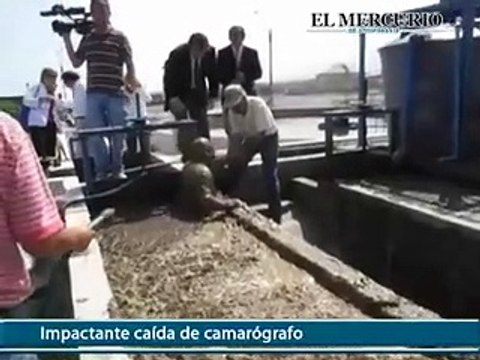 Ce journaliste est tombé dans la fosse septique à la station de traitement des égouts !