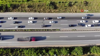 Hafta sonunu tatil yaparak değerlendiren tatilcilerin dönüşü TEM’i kilitledi