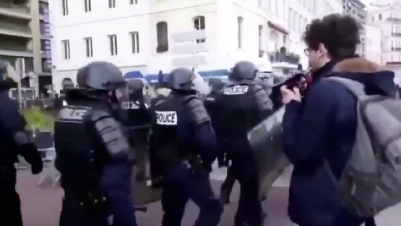 Policiers : il joue la musique impériale de Star Wars sur leur passage