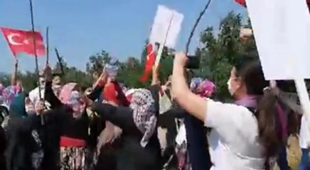 Köylü kadınlar "direne direne kazanacağız diyerek barikatı aştı