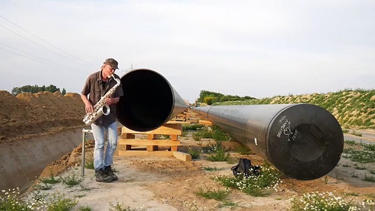Saxophone à l'entrée d'un gazoduc