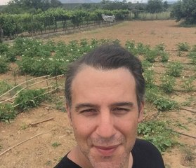 Ο τραγουδιστής που έγινε αγρότης και ξενοδόχος, μας ξεναγεί στη φάρμα του!