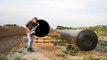 Il profite que ce pipeline soit ouvert pour jouer du saxophone... écho magnifique