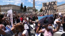 Kniend und mit erhobener Faust - Anti-Rassismus-Proteste in Europa