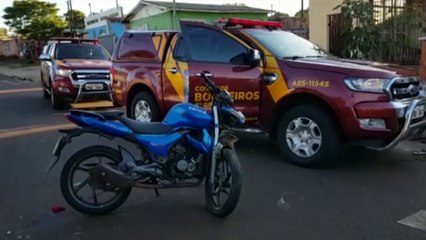 Jovem fica ferido em forte batida entre carro e moto