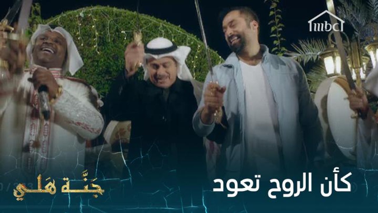كأنه عرس.. أديبة تستقبل ابنها العائد من السفر بالغناء والرقص والزغاريد