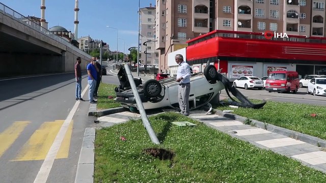Ters Dönen Otomobilden Burunları Bile Kanamadan Çıktılar
