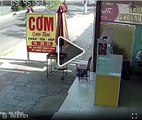 Người phụ nữ đi xe máy ngang nhiên trộm thùng thịt heo ở quán cơm tấm