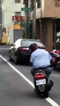 Ce scooter roule de travers par rapport à la route !