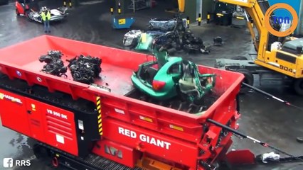 En quelques instants, cette voiture va se faire broyer toute entière