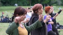 - Berlin'de Türk halk oyunları grubu, çalışmalarını parka taşıdı