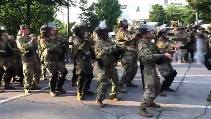La garde nationale danse la Macarena (Atlanta)