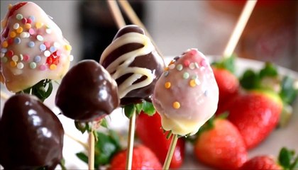 شجعي طفلك على تناول الفواكه بوصفة أعواد الفراولة المغطاة بالشوكولاتة