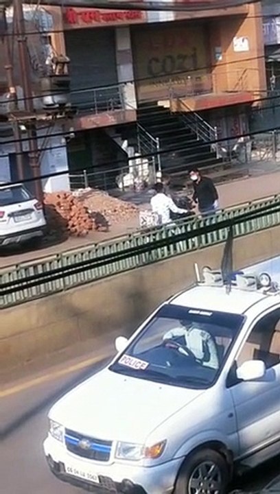 लॉकडाउन के नाम पर रायपुर पुलिस की गुंडई, राहगीरों पर जमकर भांजी लाठियां, देखें Video