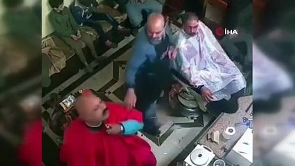 Kafasına dezenfektan sıkıp çakmak çaktı