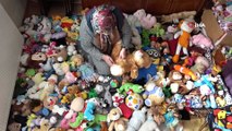 Annesiyle bozuk oyuncakları tamir etti, binlerce çocuğu sevindirdi