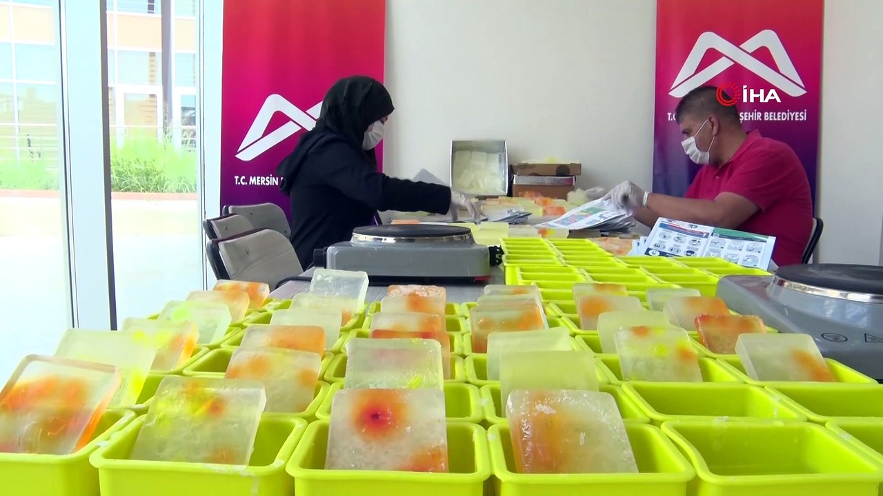 - NOT: Fotoğraflı haberi daha önce geçilmişti, görüntü içindir...- Suriyeli sığınmacılar bir haftada 4 bin organik sabun ürettiler- Uluslararası Gençlik Dayanışma Derneği Mersin Temsilciği, Mersin Büyükşehir Belediyesi ve Birleşmiş ...
