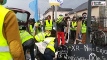 VIDEO. Piste cyclable : Extinction Rebellion  peint le chaînon manquant entre Blois et la Chaussée-Saint-Victor