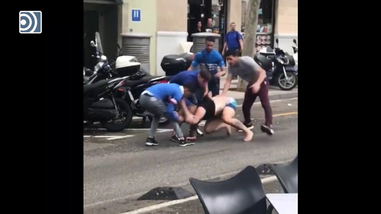 Pegan una paliza a un hombre para robarle el reloj en la Rambla del Raval de Barcelona