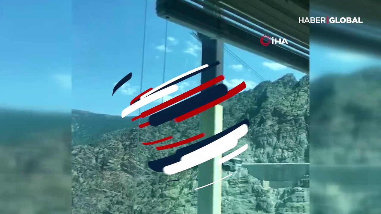 Yusufeli Barajı inşaatında tonlarca ağırlıktaki iş makineleri bir yamaçtan bir yamaca böyle taşınıyor